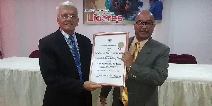 Entregan título de Doctor Honoris Causa al Dr. C. Roberto Rodríguez Córdova