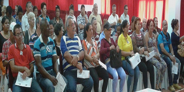 Recibe el Consejo Universitario de la casa de altos estudios de Moa a una delegación de la Escuela Provincial del PCC