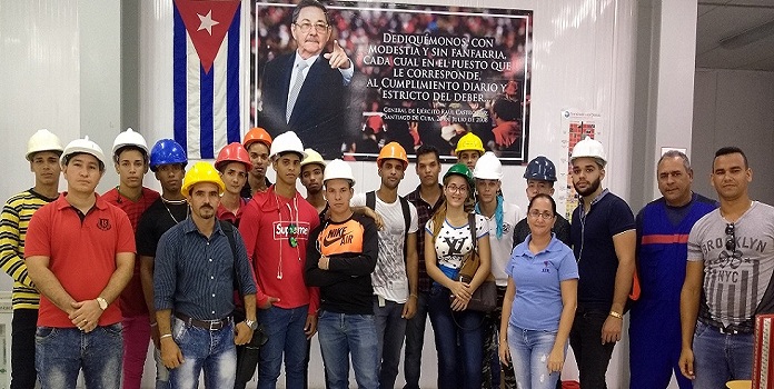 Visitan los estudiantes de segundo año de la carrera de Ingeniería Eléctrica la CTE Fuel de Moa