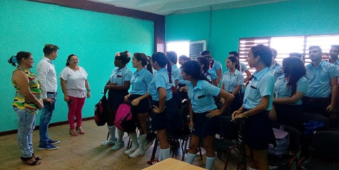 Participan los estudiantes del preuniversitario “Antonio López Fernández” de Moa en la jornada por el Día del Geólogo Minero.